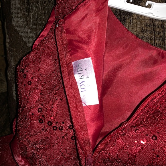 It is a red velvet with lace and gems - Picture 5 of 7